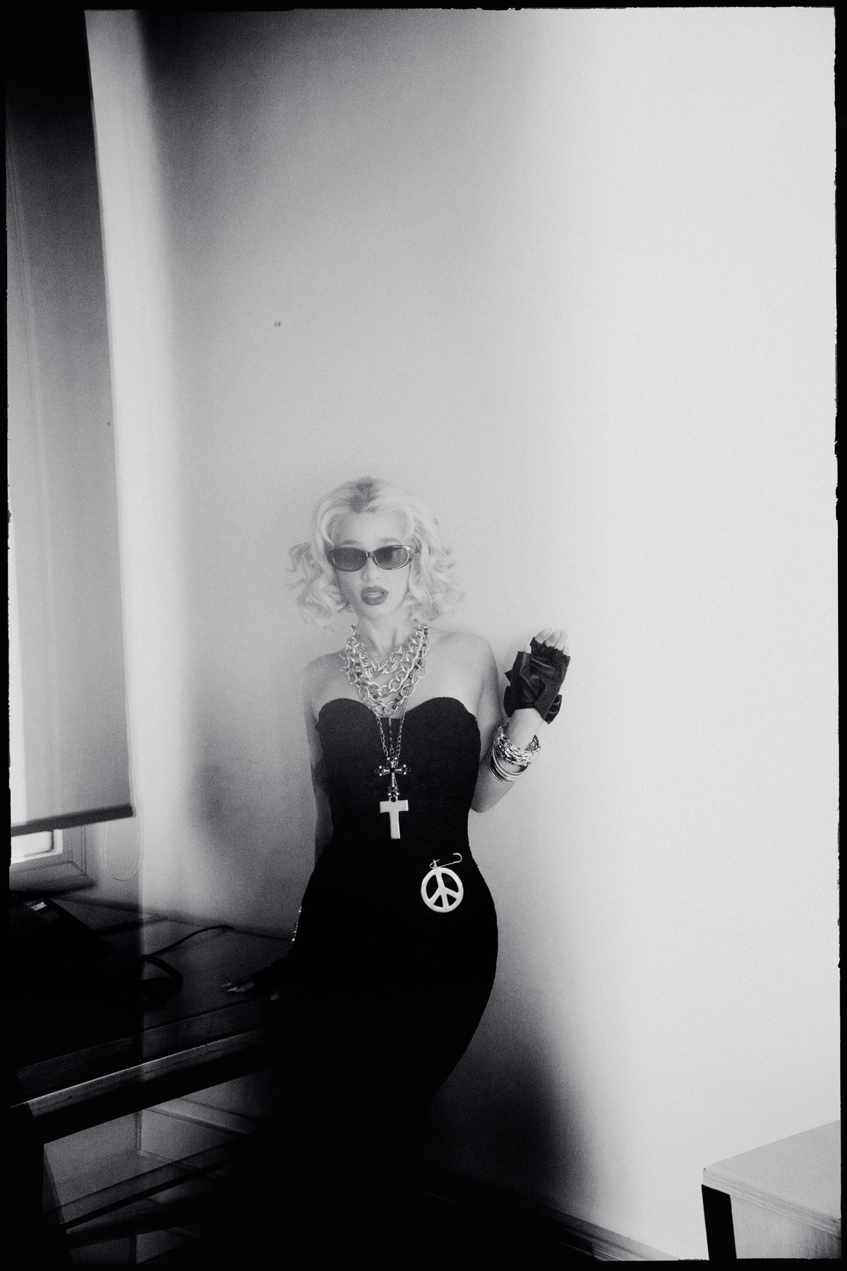 Black and white portrait of Ángela Torres against a wall