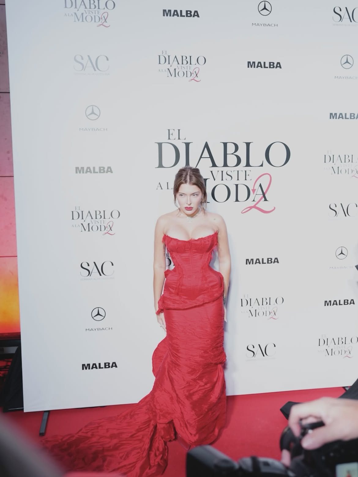 Sofía Gonet posing in front of the El Diablo Viste a la Moda 2 press wall