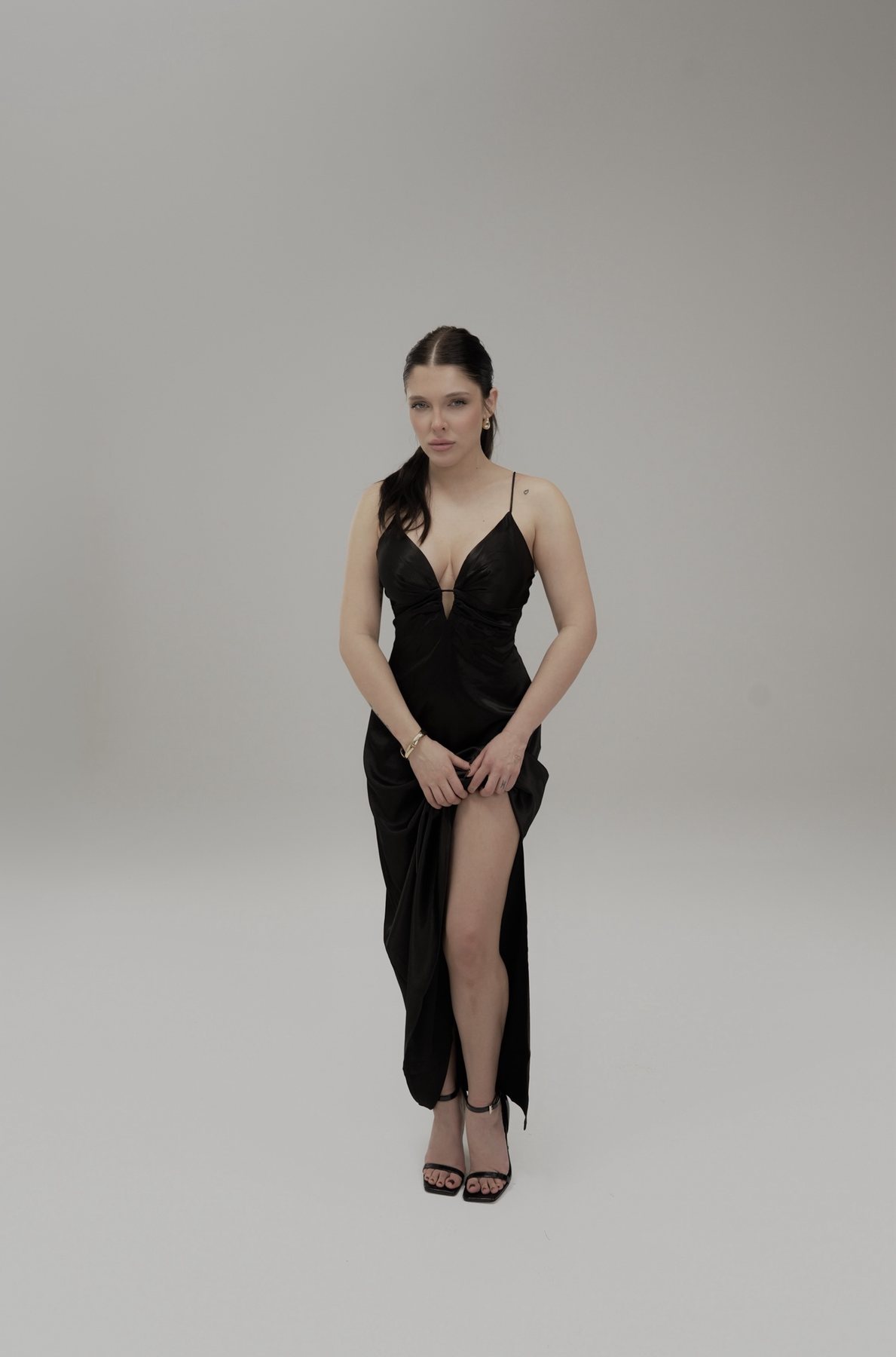 Full-length Sofía Gonet in the black slip dress and strappy sandals